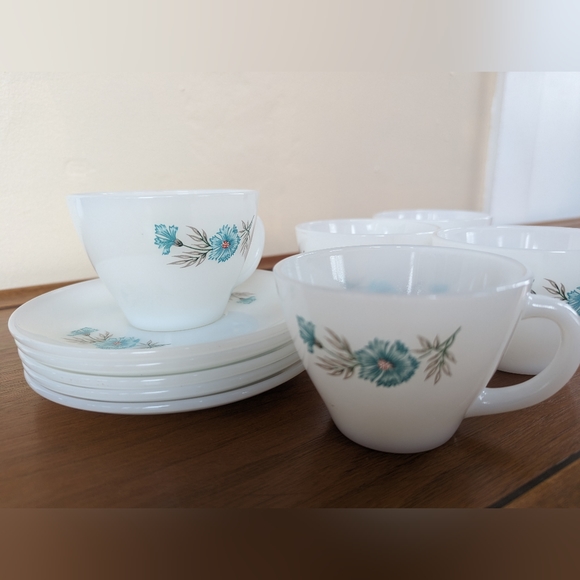 VINTAGE 1950's Fire King Bonnie Blue Carnation Milk Glass Teacup/Saucer Set of 5 - Picture 11 of 16